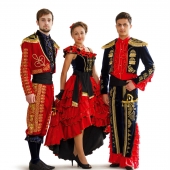 Stepanida Rojnoveanu. Lucrare de master. 2012. „Flamenco în trei”. Volane, gulere, broderie artistică mecanică-manuală, atlas, catifea. Conducător artistic: Nina Botezat. Conducător științific: Alexandru Vatavu