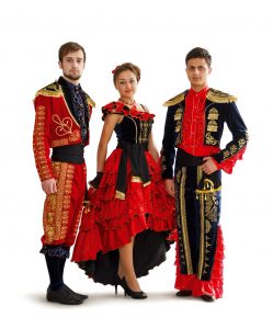 Stepanida Rojnoveanu. Lucrare de master. 2012. „Flamenco în trei”. Volane, gulere, broderie artistică mecanică-manuală, atlas, catifea. Conducător artistic: Nina Botezat. Conducător științific: Alexandru Vatavu