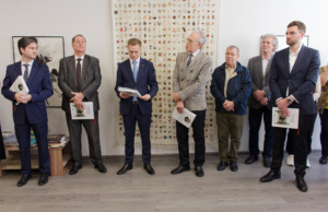 Vernisarea expozitiei Suzanei Fantanariu-AMBALAJ PENTRU SUFLET (10)