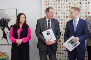 Vernisarea expozitiei Suzanei Fantanariu-AMBALAJ PENTRU SUFLET (3)