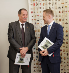 Vernisarea expozitiei Suzanei Fantanariu-AMBALAJ PENTRU SUFLET (7)