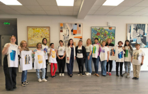 Participanții la master-class alături de doamna Ana Simac, decanul facultății și domnul Eugen Reabenchi, designer vestimantar-Red