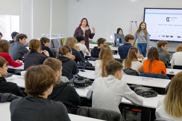 Elevii-clasei-a-XII-a-de-la-LT-„Miguel-de-Cervantes-Saavedra-in-vizita-la-FAVD-10