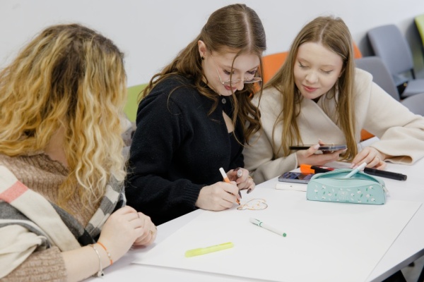 Elevii-clasei-a-XII-a-de-la-LT-„Miguel-de-Cervantes-Saavedra-in-vizita-la-FAVD-16