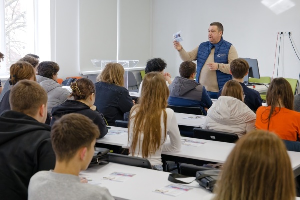 Elevii-clasei-a-XII-a-de-la-LT-„Miguel-de-Cervantes-Saavedra-in-vizita-la-FAVD-3