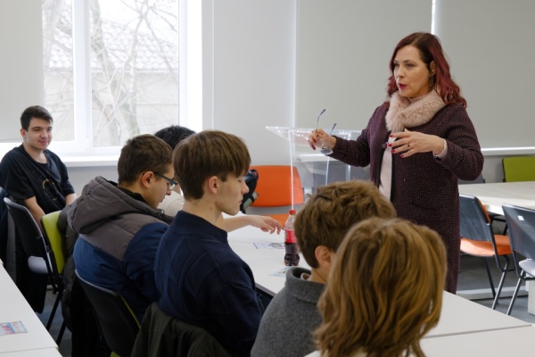 Elevii-clasei-a-XII-a-de-la-LT-„Miguel-de-Cervantes-Saavedra-in-vizita-la-FAVD-4