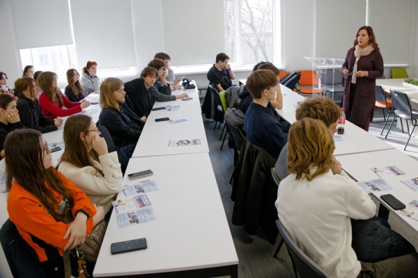 Elevii-clasei-a-XII-a-de-la-LT-„Miguel-de-Cervantes-Saavedra-in-vizita-la-FAVD-5