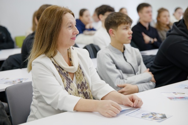 Elevii-clasei-a-XII-a-de-la-LT-„Miguel-de-Cervantes-Saavedra-in-vizita-la-FAVD-6