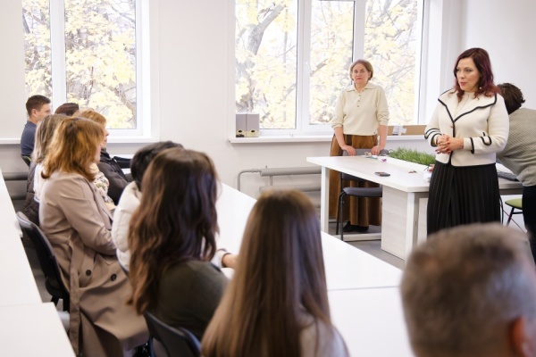 Seminar-stiintifico-metodic-pentru-cadrele-didactice-din-republica-Tehnici-de-lucru-si-stimularea-creativitatii-ele-5
