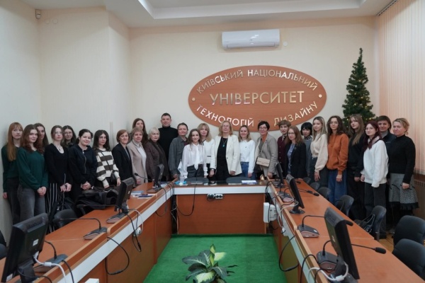 Studentii-programului-Moda–Design-Vestimentar-premiati-la-Concursul-International-„Constelatia-Castan-2